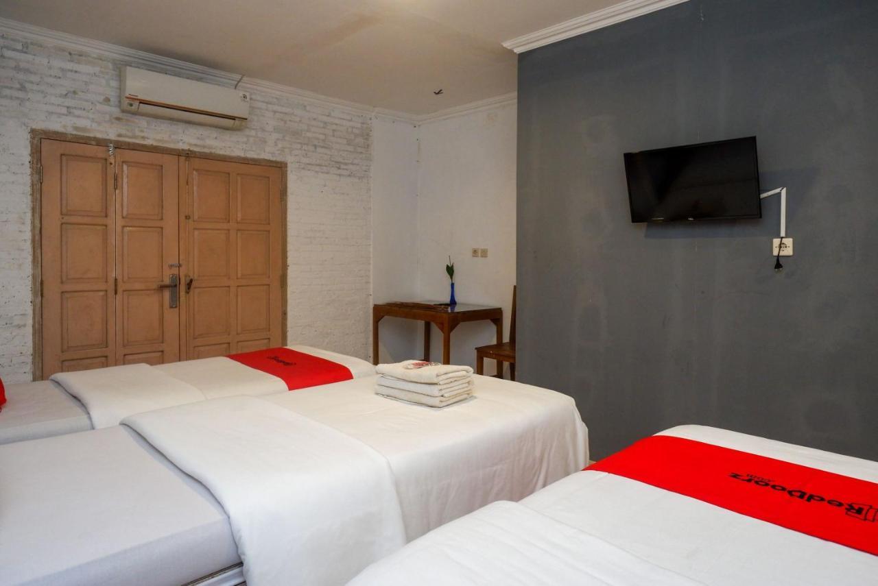 Отель Reddoorz Syariah Near Plengkung Gading 2 Джокьякарта Экстерьер фото