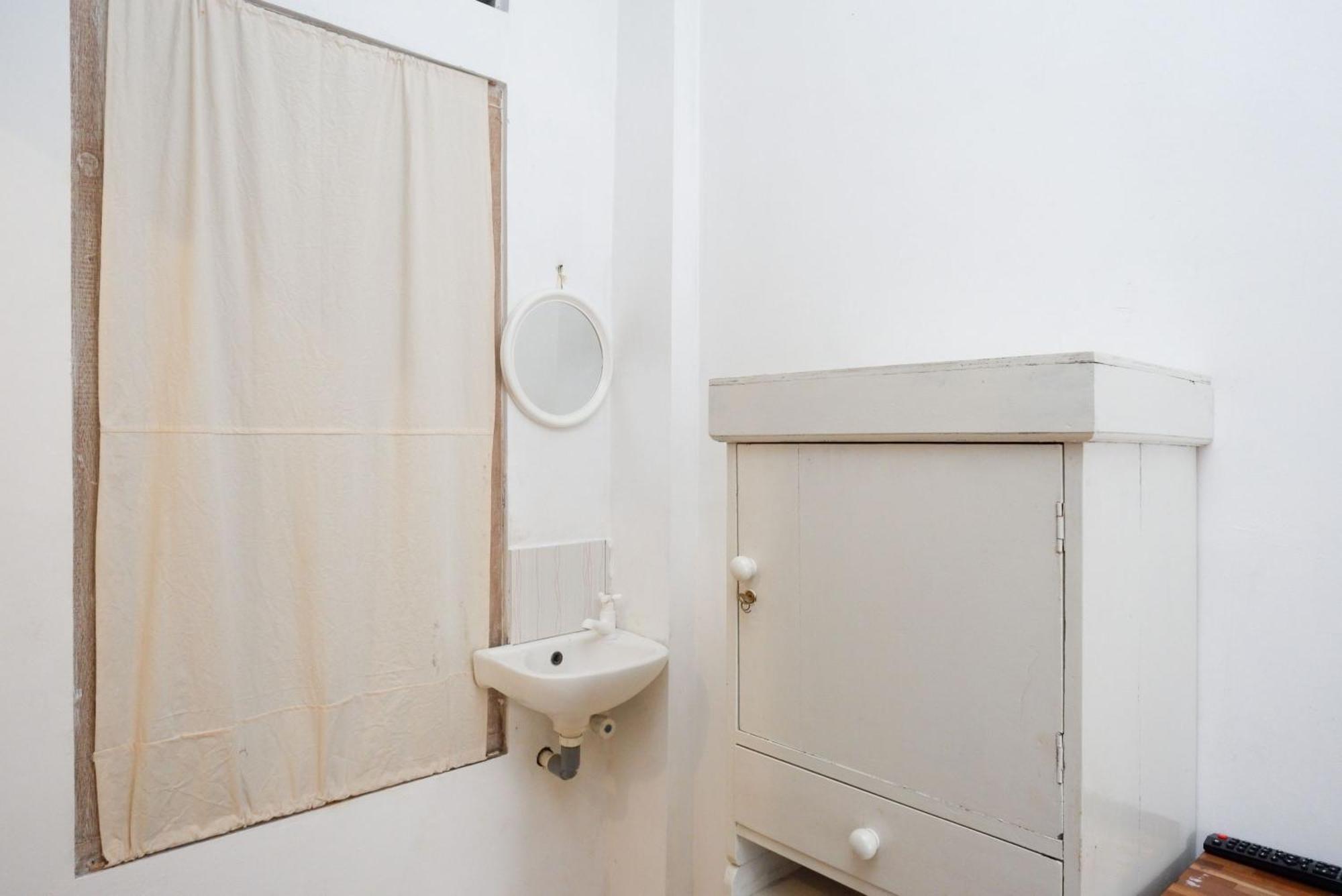 Отель Reddoorz Syariah Near Plengkung Gading 2 Джокьякарта Номер фото