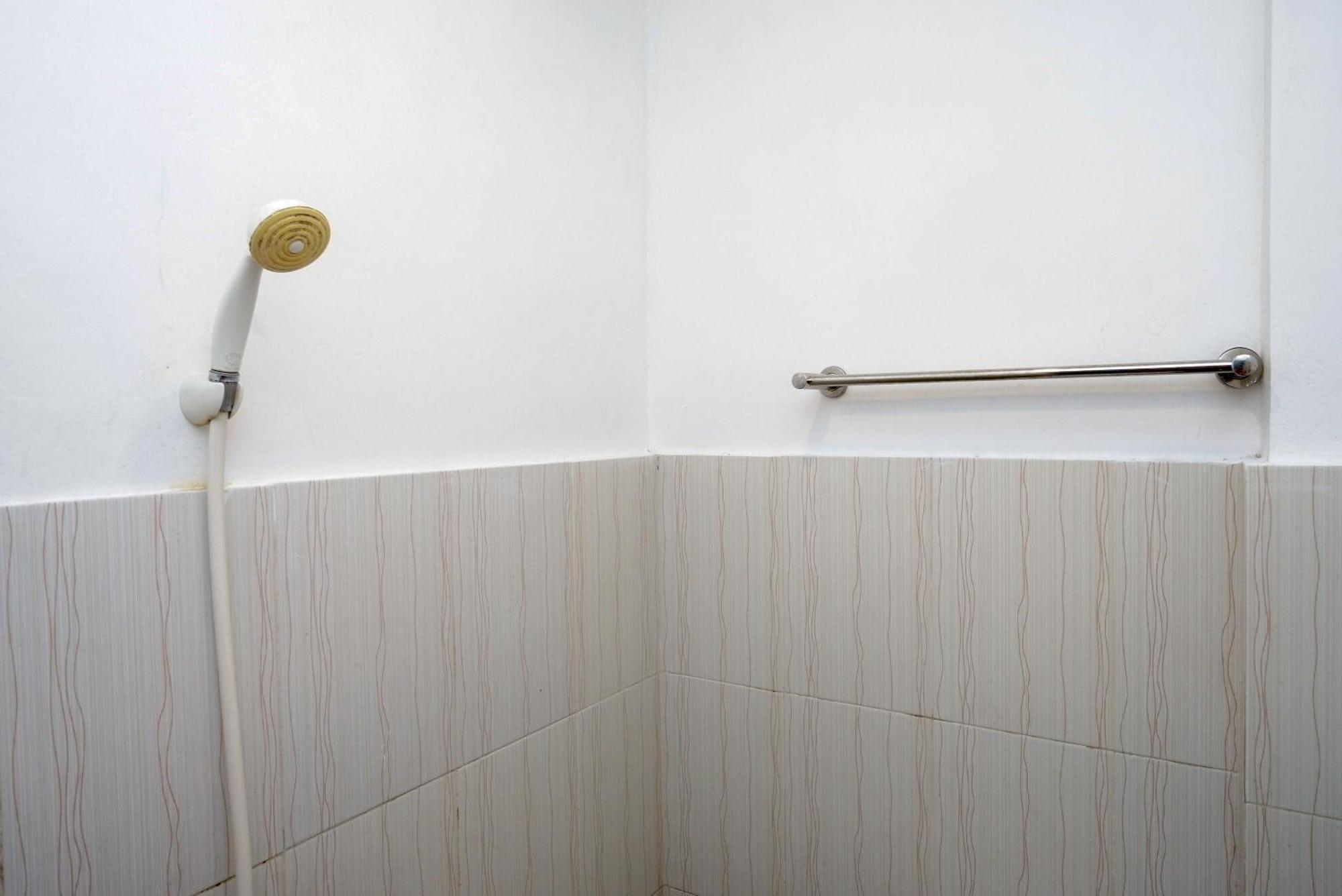 Отель Reddoorz Syariah Near Plengkung Gading 2 Джокьякарта Номер фото